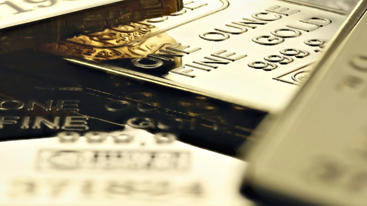 الذهب يواصل الانخفاض للأسبوع الثالث على التوالي بالتزامن مع ارتفاع قيمة الدولار